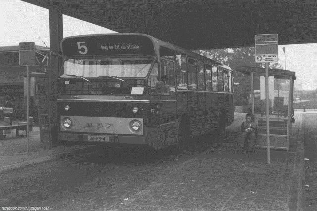 Nijmegen 1980: Lijn 5 staat op het punt van vertrek naar het station Nijmegen met als eindbestemming Berg en Dal. Het busstation zoals we hier zien op de foto bij Winkelcenrum Dukenburg is niet meer. Het huidige busstation is iets verderop gelegen langs het spoor en heeft ook een andere naam gekregen: Brabantse Poort.