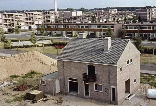 Nijmegen 1962: Grootstal, beginjaren zestig, met flats en laagbouw-huurwoningen, gebouwd tussen 1955 en 1960 naar een ontwerp van de Rotterdamse architect E.F. Groosman. Vanwege de hoge huren kreeg de wijk al snel de bijnaam 'Tranendal'. Op de voorgrond een van de weinige, particulier gebouwde woningen in het stadsdeel. Op de achtergrond de toren van de kerk van de Verrijzenis van Christus aan de Marconistraat.