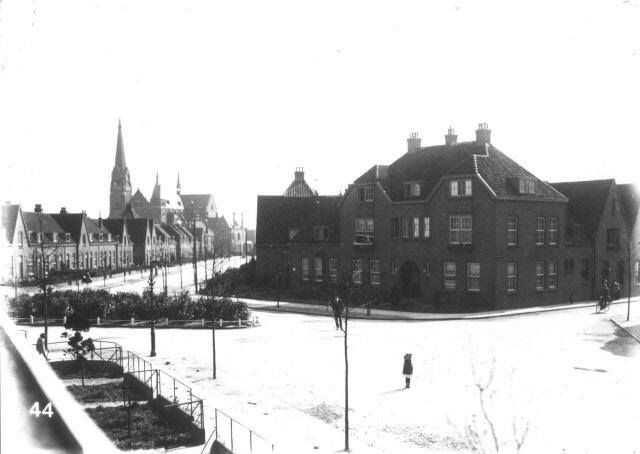Nijmegen 1925: Straatbeeld uit het Willemskwartier. | Vanuit de Dr. Schaepmanstraat in de richting van de Groenestraat, links de Groenstraatskerk, rechts de Bilderdijkstraat. Schitterende vooroorlogse architectuur.