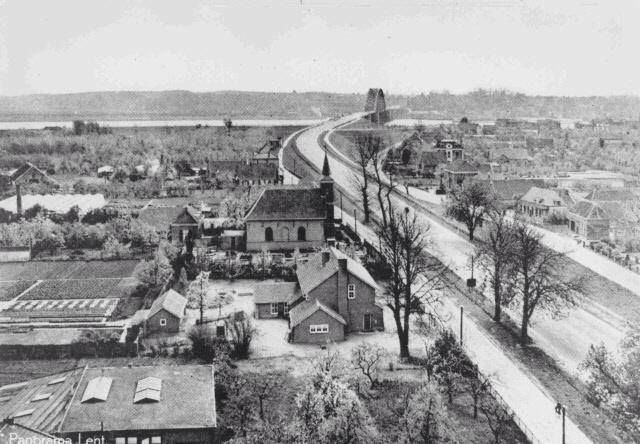 Lent 1950: Panorama gezien vanaf de toren van de R.K. kerk te Lent in de richting van de Waalbrug naar Nijmegen.