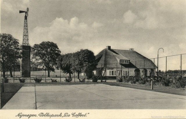 Nijmegen 1950: Café Restaurant 'De Goffert, bij velen bekend als De Goffertboerderij. Gelegen in een van de mooiste parken van Nederland: Volkspark De Goffert. Een bekende plek waar veel gefeest is in de loop der jaren. Een uitstekende plek ook om tijdens een dagje Goffertpark iets te eten of te drinken. Vroeger was deze plek ook begin- en eindpunt van het Goffert treintje. Al in het jaar 1668 werd er melding gedaan van een hoeve in de buurt van deze plek. De hoeve had een bekende, wat forse bewoner, genaamd Jan Derkse. Jan werd in de volksmond 'den Goffert' genoemd. De oorspronkelijke hoeve is uiteindelijk verdwenen door de aanleg van het park.