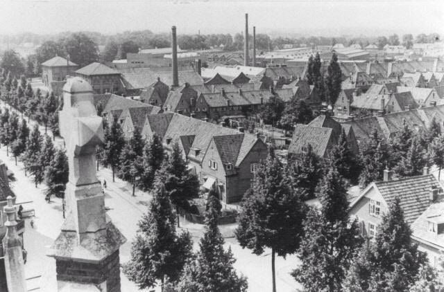 Nijmegen 1950: Zicht op het kruispunt Dobbelmannweg en de Groenestraat vanaf de Heilige Antonius van Padua-Sint Annakerk in de Groenestraat. Achter de arbeiderswoningen de fabrieken van Smit.
