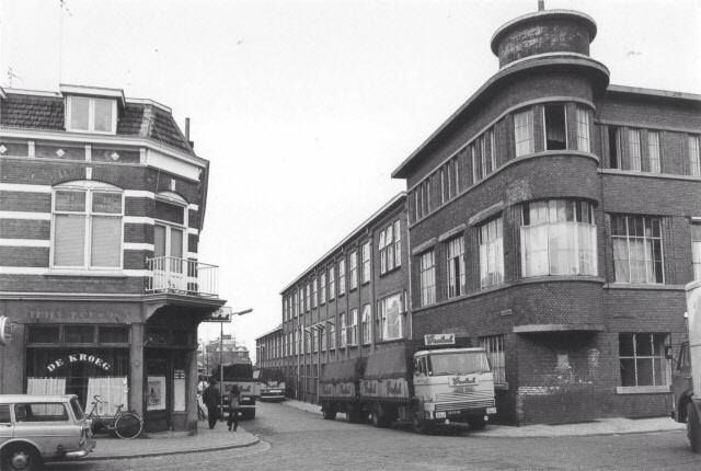 Nijmegen 1978: Zicht vanaf het kruispunt De Ruyterstraat en de Van Dulckenstraat vanuit de Van Goorstraat. Cafe de Kroeg links bestaat nog steeds, de schitterende architectuur rechts helaas niet meer.