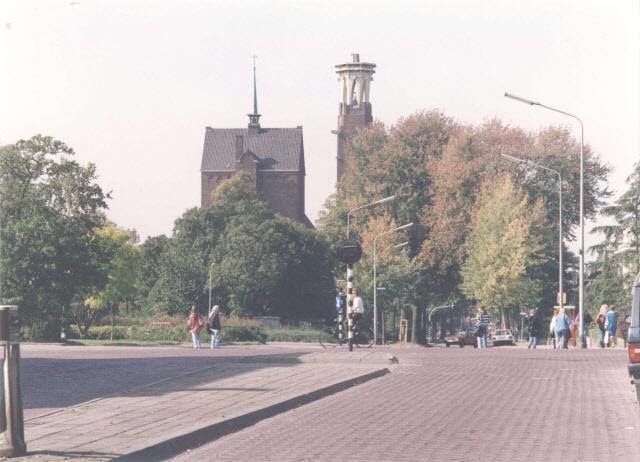 Nijmegen 1992: Zicht vanaf het kruispunt Hengstdalseweg en de Broerdijk in de richting van de Van 't Santstraat, met links achter de Christus Koningkerk.