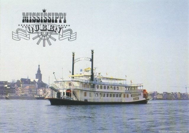 Nijmegen 1990: In de ruim tweeduizend jaar dat Nijmegen bestaat is de Waal altijd erg belangrijk voor de stad geweest. Zo ook de scheepvaart op de rivier. Slechts drie jaar heeft er aan de Waalkade een echte raderboot gelegen. De Mississippi Queen is in opdracht van een Nijmeegse rederij gebouwd, naar Amerikaans voorbeeld. Het schip werd met een lengte van 62 meter gebouwd door bouwwerf de Hoop in Lobith en beleefde haar eerste proefvaart op 20 maart 1987. Slechts drie jaar kon de Nijmegenaren van de Mississippi Queen genieten want in 1990 werd het schip verkocht aan een Duitse rederij en kreeg Hamburg als thuishaven. Veel Nijmegenaren vonden dit erg jammer. De boot hoorde al een beetje bij Nijmegen en de Waalkade.