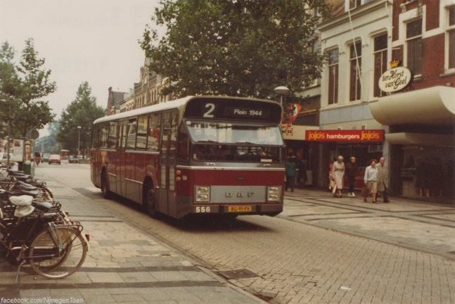 Nijmegen: In 1983 reden er nog stadsbussen door de Molenstraat. We zien lijn 2 met als eindbestemming Plein 1944. Op de achtergrond zien we de modezaak van Ter Horst van Geel en natuurlijk fastfoodketen JoJo's Hamburgers.