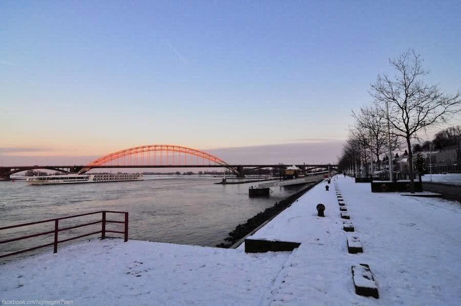 Nijmegen 2010: Waalkade met Waalbrug in winterse sferen