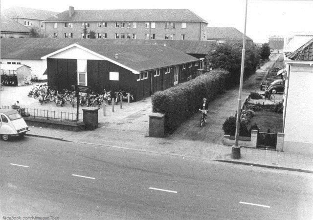 Nijmegen 1980: De ingang van Scholengemeenschap Nijmegen West aan de Dennenstraat. Een bekende plek voor veel Nijmegenaren die hier hun middelbare school periode beleefden. De school bestaat inmiddels niet meer en heeft plaatsgemaakt voor woningbouw.