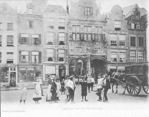 Nijmegen 1905: Een zeer bijzondere ansichtkaart met als opschrift 'gezicht op de Kerkboog'. We zien een paard en wagen en de Nijmeegse jeugd (op klompen) hangt wat rond op de Grote Markt. Op de achtergrond zien we de herkenbare gevels met rechts van de Kerkboog als opschrift Het Vruchten- en Groentenhuis "Lent'' en aan de linkerzijde 'Hout-Touw & Borstelwerk'.