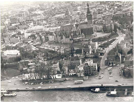 Nijmegen: Luchtfoto van de binnenstad in de jaren '70. Straten als de Ganzenheuvel, Smidstraat en Nonnenstraat zijn bijna nog geheel onbebouwd.