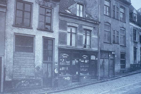 Nijmegen: Zuidzijde van de Vleeshouwerstraat, huisnummers 96-86. Foto uit circa 1939.