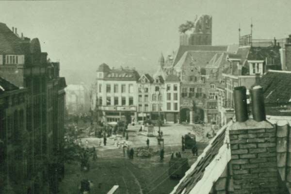 Nijmegen: Grote Markt, kort na het bombardement op de binnenstad op 22 februari 1944.