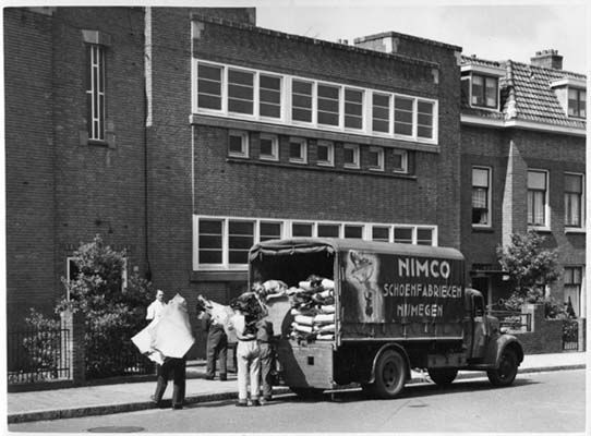 Nijmegen: Nimco schoenenfabriek aan de Tooropstraat, nu Eurocenter. Foto uit de jaren '40