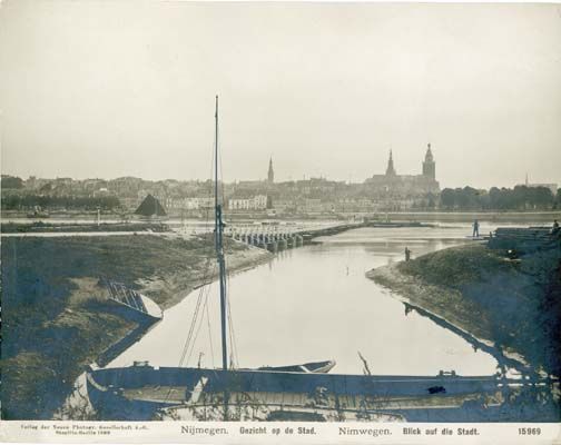 Nijmegen: Gezicht op Nijmegen vanuit Lent, nabij de aanlegsteiger van de pont Zeldenrust.