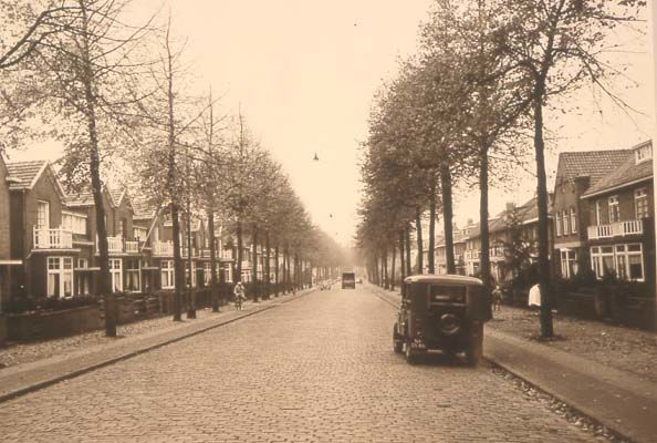 Nijmegen: Groenestraat in westelijke richting, ongeveer gezien vanaf de kruising met de Sint Annastraat. Foto uit de jaren '30.