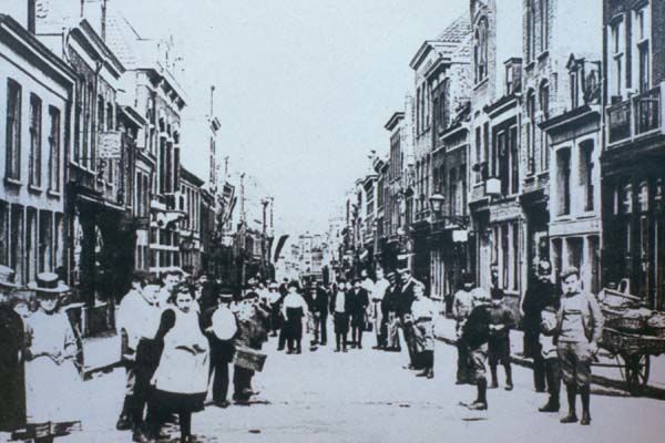 Nijmegen: Bloemerstraat in noordelijke richting, circa 1900. De huizen links vooraan bestaan nog.