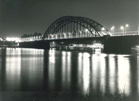 Nijmegen: Verlichte Waalbrug, rond 70-er jaren.