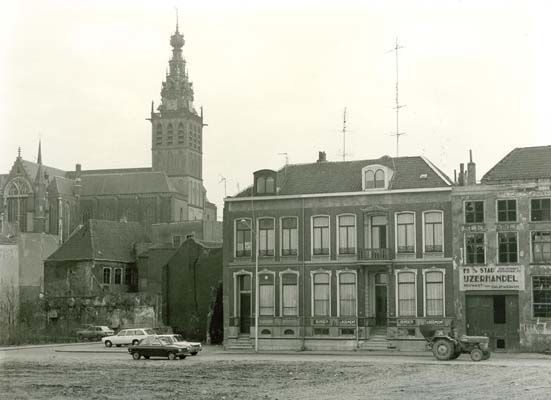 Nijmegen: Oude Haven en Sint-Stevenskerk in de jaren '70.