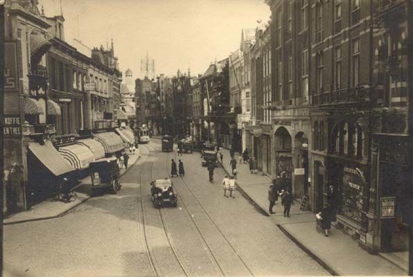 Nijmegen: Lange Burchtstraat in de jaren '30. Op de achtergrond de stadsschouwburg aan de Oude Stadsgracht (met klokkentorentje).