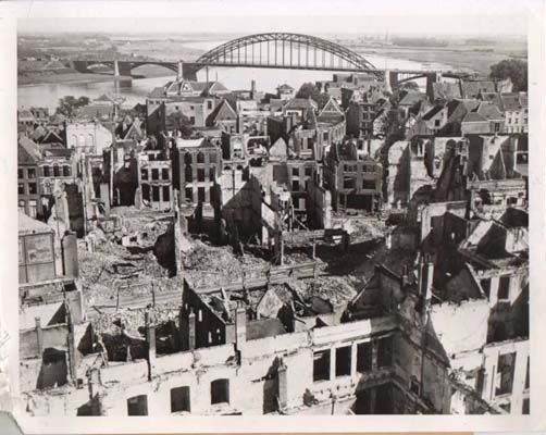Nijmegen: Uitgebrande huizen aan de Korte Burchtstraat (vooraan) en Platenmakersstraat, kort na 20 september 1944.