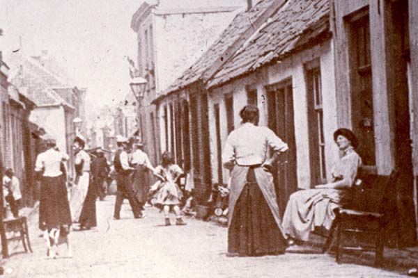 Nijmegen: Zwanengas vanaf 1914 Piersonstraat geheten - omstreeks 1900.