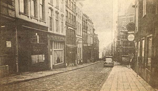 Nijmegen: Grotestraat nabij de Grote Markt in de jaren '50.