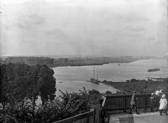 Nijmegen: Uitzicht vanaf de voet van de Belvédère op de Waal. Foto van vóór de bouw van de Waalbrug in de dertiger jaren