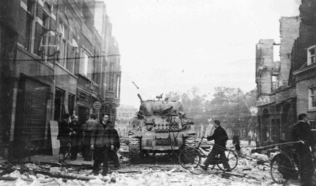 Nijmegen: Kelfkensbos met een uitgeschakelde Britse tank in 1944