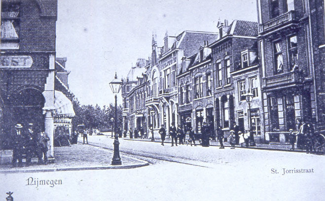 Nijmegen: Sint Jorisstraat gezien vanaf het Kelfkensbos. Links vooraan het door Oscar Leeuw ontworpen Melkhuis uit 1899, dat in september 1944 in vlammen opging. | Drie van de panden die wel te zien, staan er nog steeds. St. Jorisstraat 6, 8-10 en 12 zijn na de Tweede Wereldoorlog niet ten prooi gevallen aan de slopershamer! Ze staan sinds 1980 echter niet meer in de St. Jorisstraat, maar op Kelfkensbos (huisnummers 46, 47-48 en 49). Twee van de drie panden zijn ruim een eeuw later nog duidelijk herkenbaar