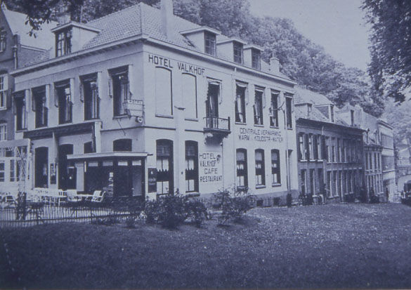 Nijmegen: Hotel Valkhof op de hoek van het Valkhofplein en de Voerweg (rechts) omstreeks 1939.