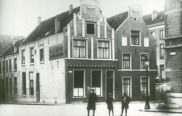 Nijmegen: Twee fraaie huizen aan de Houtmarkt, op de hoek met de Lange Koningstraat, gezien vanaf het Mariënburg. Foto uit circa 1900.