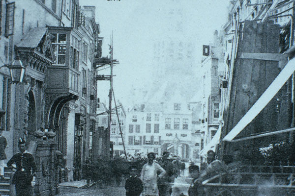 Nijmegen: Korte Burchtstraat met links het stadhuis en op de achtergrond de Grote Markt. Foto van voor 1879.