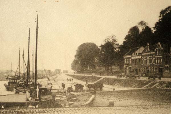 Nijmegen: Oostelijk deel van de Waalkade met links de uitmonding van het Meertje in de Waal.