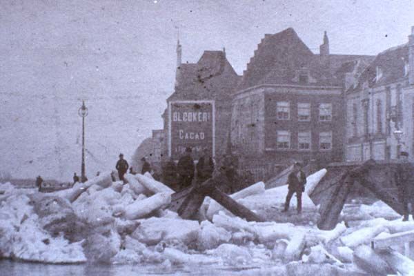 Nijmegen: Kruiend ijs op de Waal nabij de Grotestraat in de winter van 1890