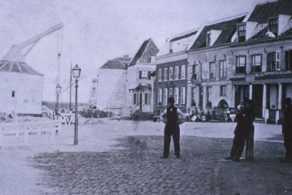 Nijmegen: De Waalkade met de havenkraan aan de voet van de Grotestraat in 1876