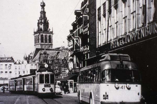 Nijmegen: Tram en trolleybus voor de Peek & Cloppenburg aan de Burchtstraat. Foto uit 1954.