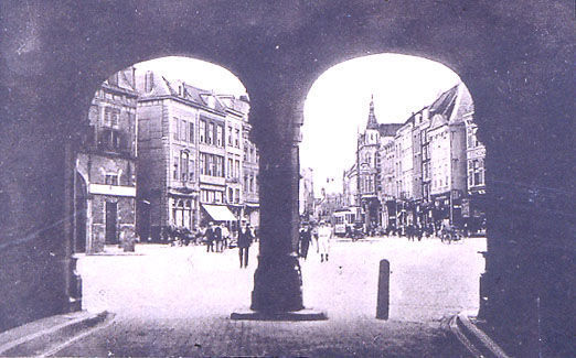 Nijmegen: Grote Markt vanuit de Kerkboog omstreeks 1914