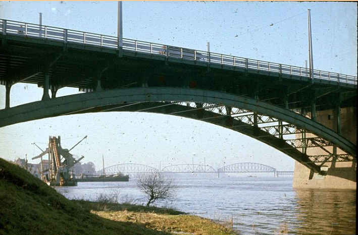 Nijmegen: Baggermolen op de Waal voor Nijmegen tussen de Waalbruggen in 1958