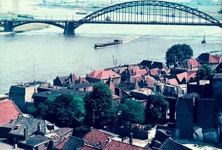 Nijmegen: Panorama Benedenstad vanaf de Stevenstoren in 1958