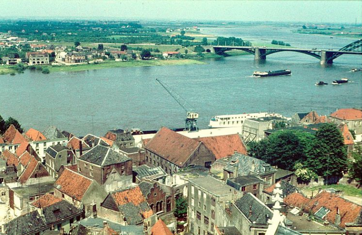 Nijmegen: Panorama Benedenstad vanaf de Stevenstoren in 1958