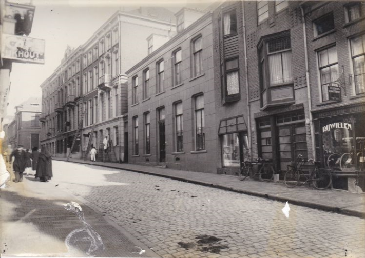 Nijmegen: In 1918 was rijwielhersteller J.P. Hermans nog op het adres Bloemerstraat 116 gevestigd, maar in het Adresboek 1920 staat: "Hermans, J. P., rijwielhersteller, Paulstaat 23." | De foto is dus van net na 1920.