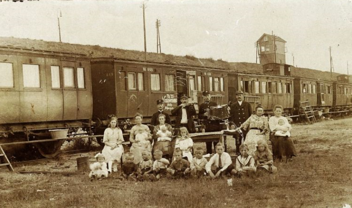 Nijmegen: noodwoning in treinwagon 1921 | Deze wagons stonden op het rangeerterrein aan de Nieuwe Nonnendaalseweg op de hoogte van nr.23.