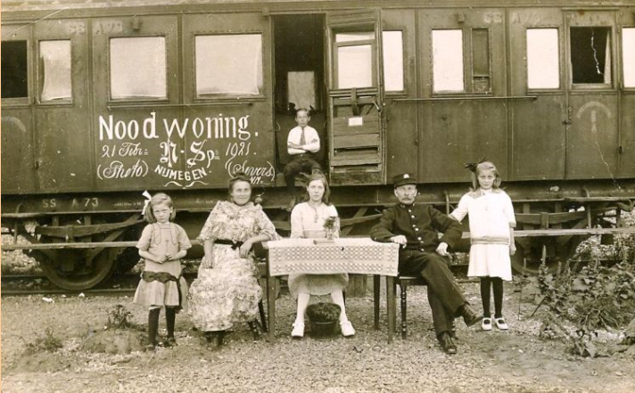 Nijmegen: noodwoning in treinwagon 1921