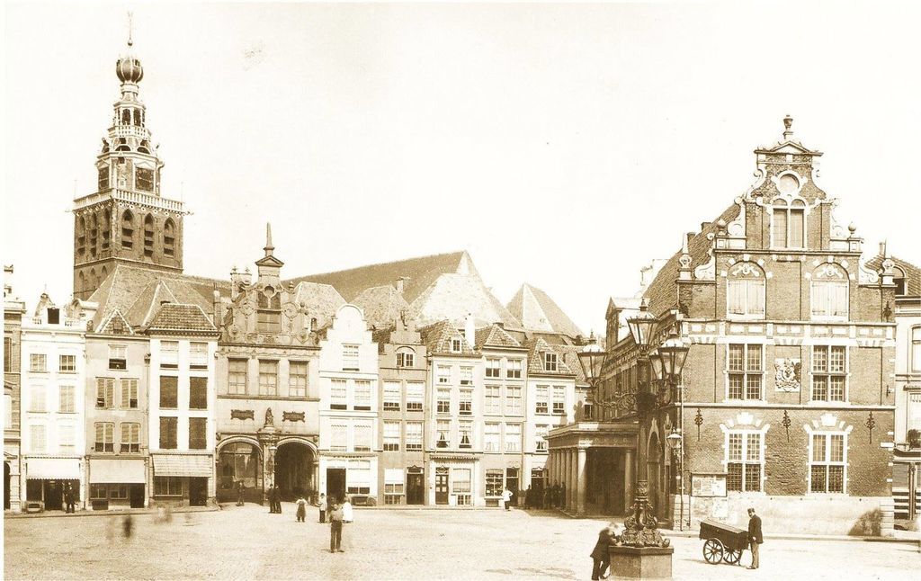 Nijmegen: De Grote Markt in 1875 toen nog zonder trappen
