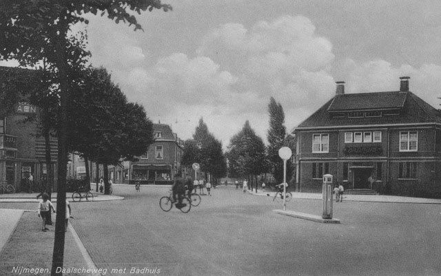 Nijmegen: De Daalseweg in 1935 Links de van Langeveldstraat, daarnaast de Tooropstraat, in het midden, op de achtergrond, het verlengde van de Daalseweg, rechts het badhuis