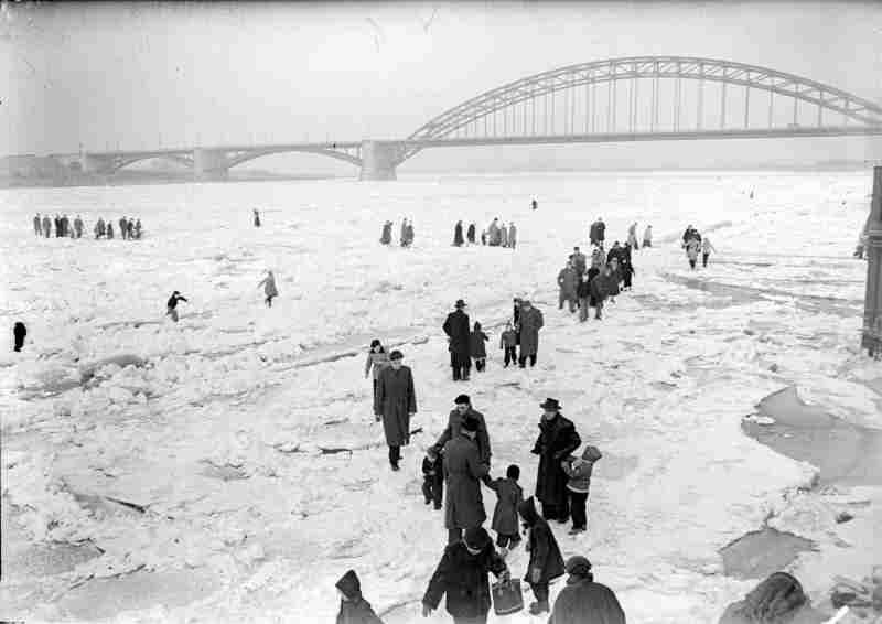 Nijmegen: IJs op de Waal in de winter van 1954