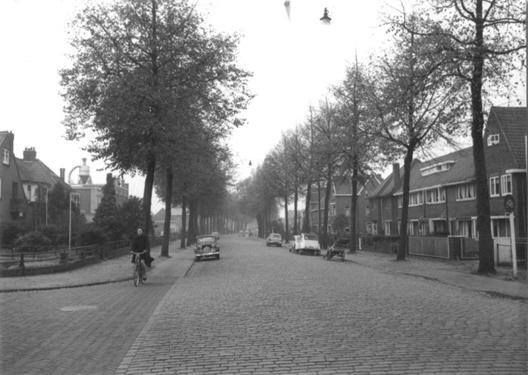 Nijmegen: De Groenestraat in 1960, gezien vanuit de St. Annastraat. Links in de verte de chocoladefabriek van Dungen