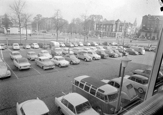 Nijmegen: De Nassausingel in 1963 De parkeerplaats bij de schouwburg