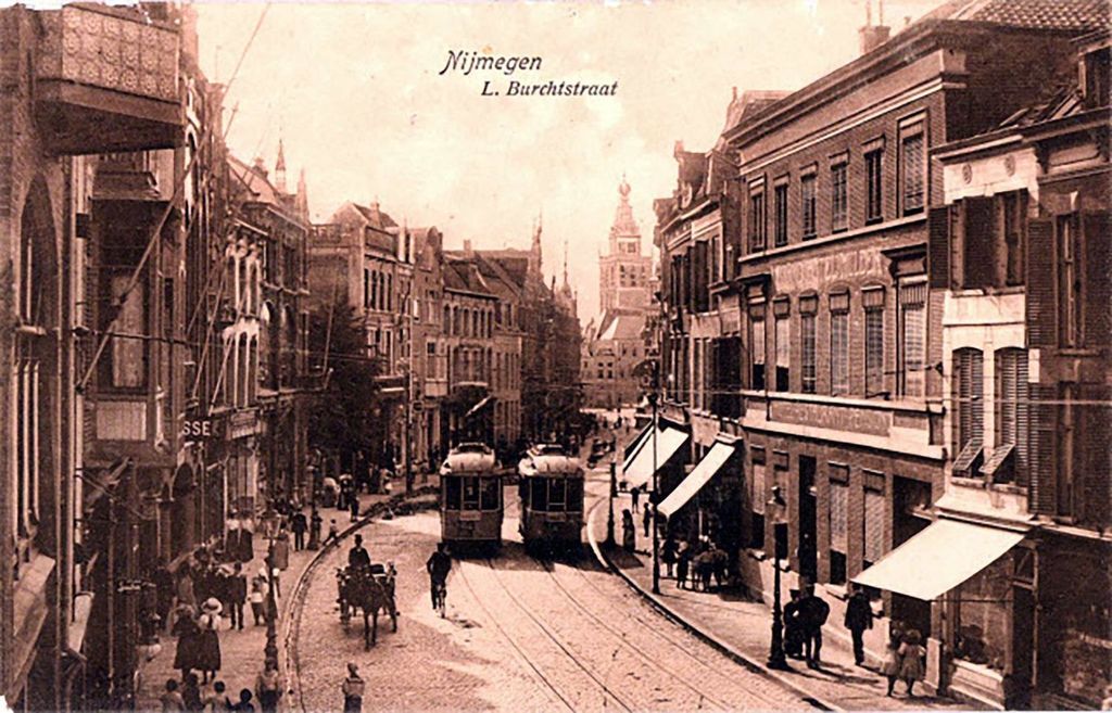 Nijmegen: De Lange Burchstraat, thans Burchstraat in 1923