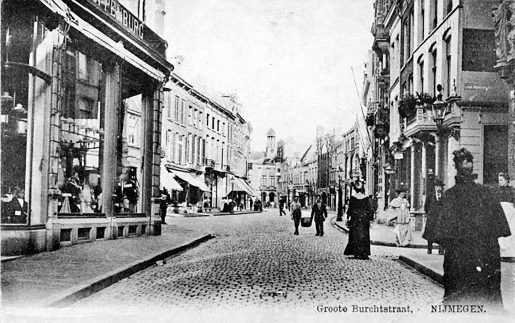 Nijmegen: De Korte Burchtstraat thans Burchstraat. Rechts de hoek met de Lange Nieuwstraat op de achtergrond het torentje van de schouwburg. Links op het hoekje Peek en Cloppenburg. 1905